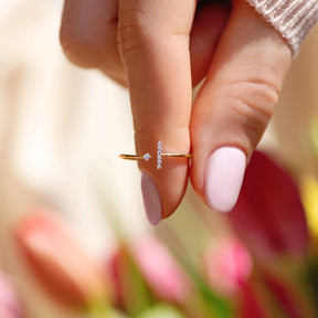 Anel Feminino "Unidas" com Detalhes em Zircônia